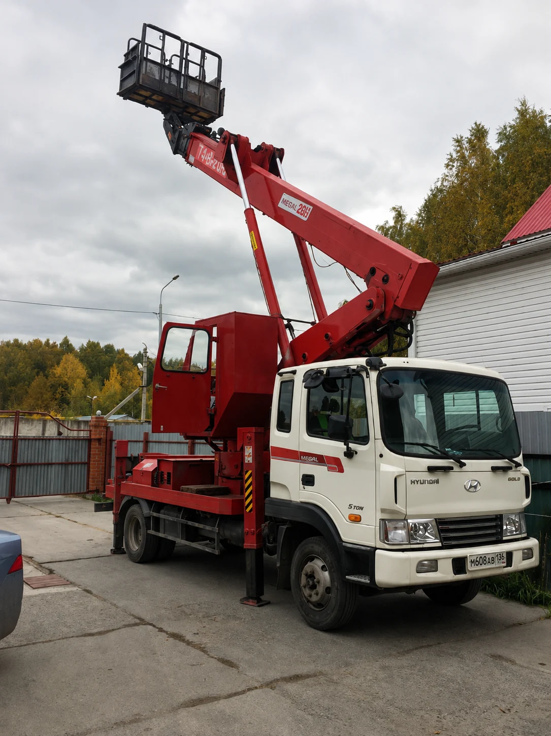 Автовышка Hyundai 32 метра с красной стрелой из собственного парка