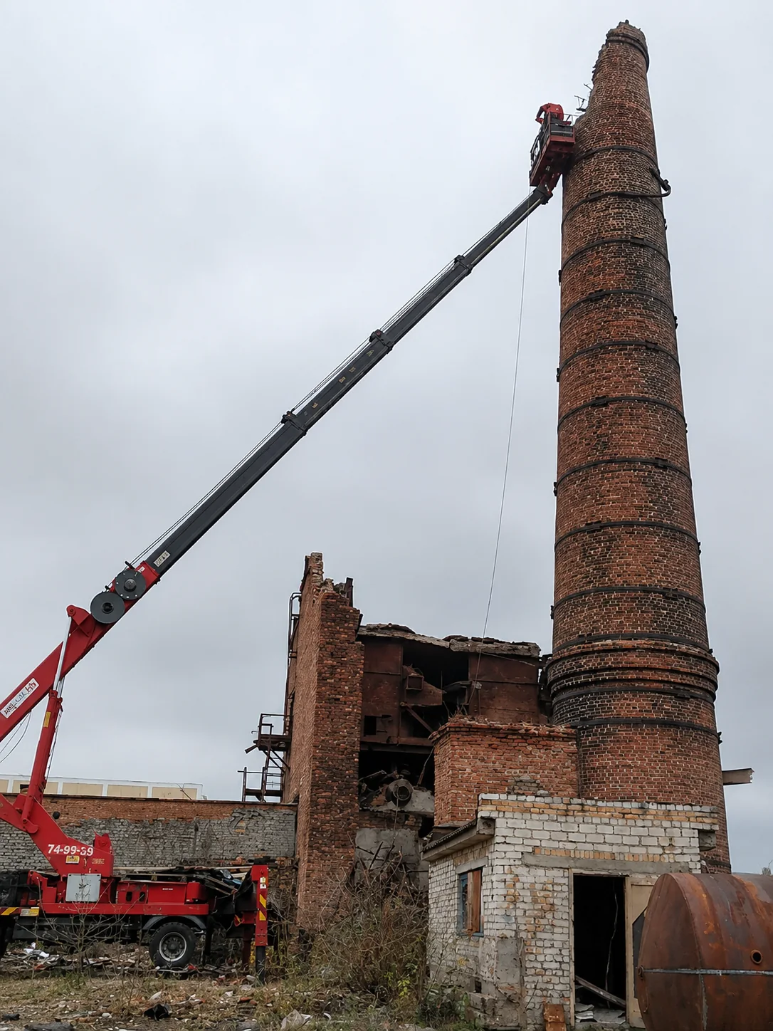Автовышка 32 метра при работах на высокой промышленной трубе