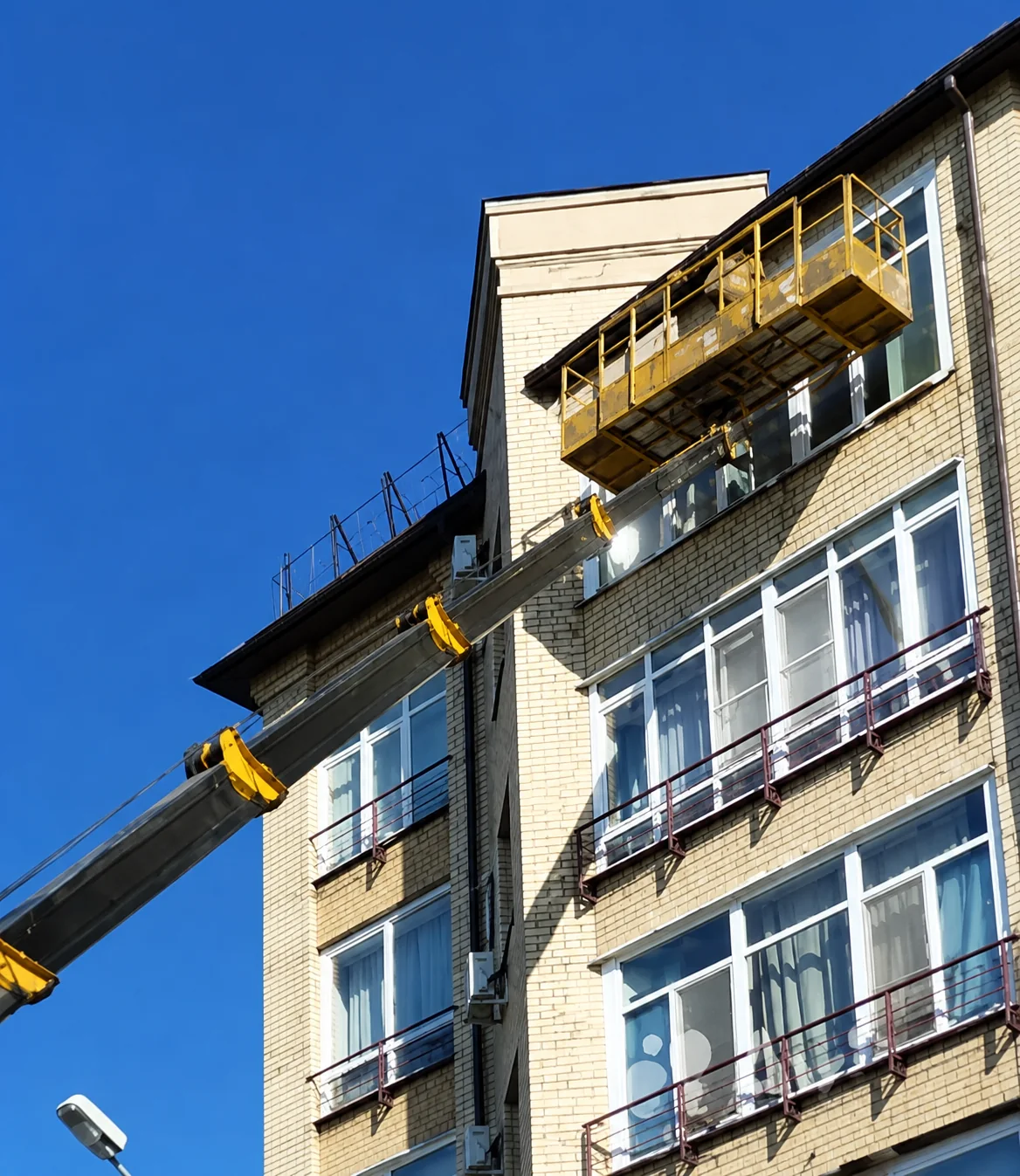 Большая корзина автовышки 36 метров при работах на фасаде