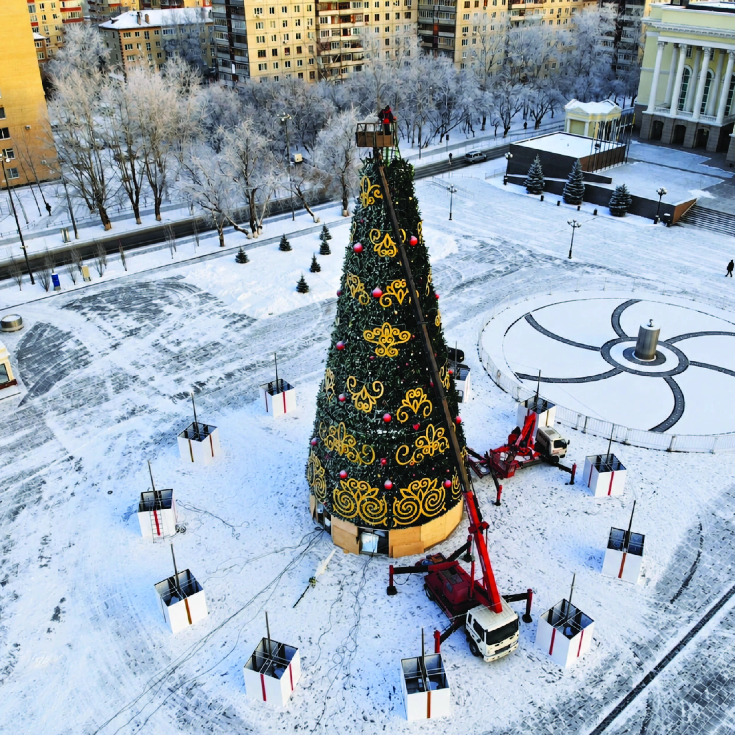 Автовышка украшает главную городскую ёлку в Тюмени